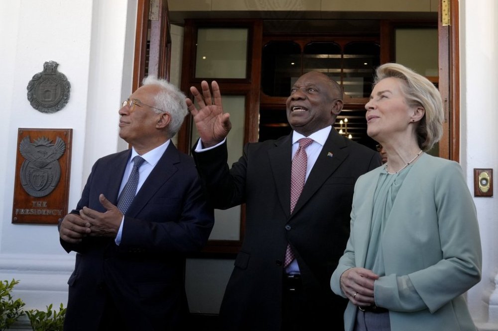 South Africa's President Cyril Ramaphosa, center, shares a light moment with European Union Council President Antonio Costa, left, and Ursula von der Leyen, the European Commission President, ahead of the eighth EU-South Africa summit in Cape Town, South Africa, Thursday, March 13, 2025. (AP Photo/Nardus Engelbrecht)