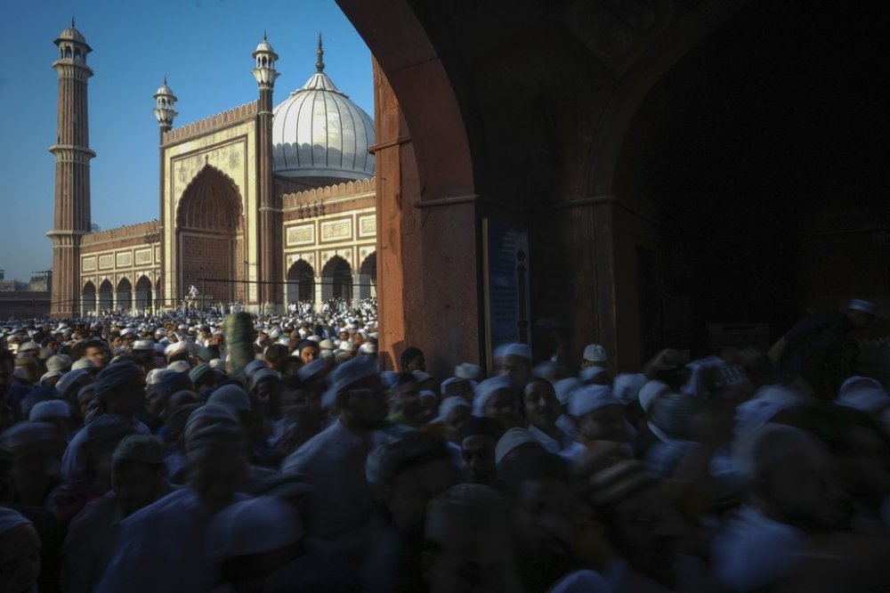 Muslims leave after an Eid al-Fitr prayer marking the end of the holy fasting month of Ramadan at the Jama Mosque in New Delhi, India, Monday, March 31, 2025. (AP Photo/Karma Bhutia)