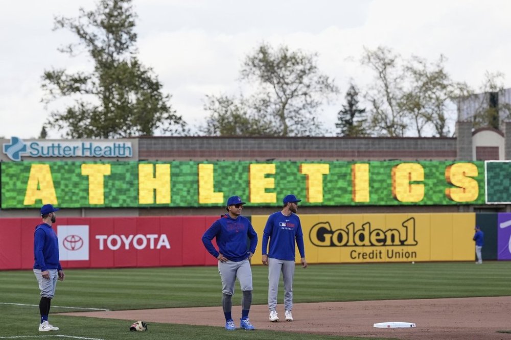 Chicago Cubs players warm up before a baseball game against the Athletics, Monday, March 31, 2025, in West Sacramento, Calif. (AP Photo/Godofredo A. Vásquez)