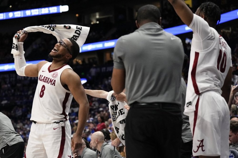 Alabama guard Chris Youngblood (8) and the rest of the bench celebrate during the second half of an NCAA college basketball game against Kentucky in the quarterfinal round of the Southeastern Conference tournament, Friday, March 14, 2025, in Nashville, Tenn. (AP Photo/George Walker IV)