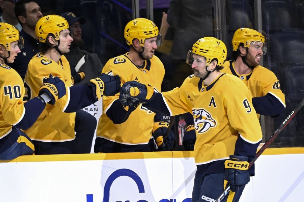 Nashville Predators left wing Filip Forsberg (9) is congratulated for his goal against the Winnipeg Jets during the first period of an NHL hockey game Thursday, Feb. 27, 2025, in Nashville, Tenn. (AP Photo/John Amis)