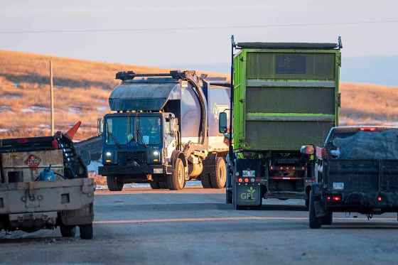 Vehicles enter and exit Prairie Green Landfill in the Rural Municipality of Rosser in February. (Mike Deal / Free Press files)
