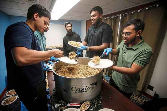 Members of the University of Manitoba Muslim Students’ Association prepare iftar at the end of their fast. (John Woods / Free Press)