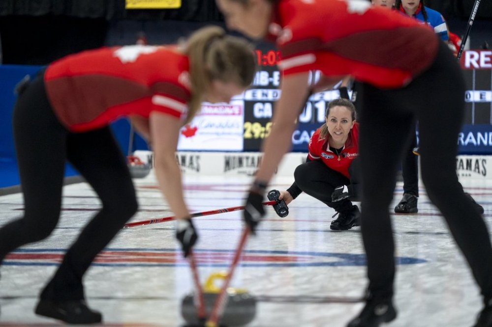 Canada skip Rachel Homan directs her sweepers in the final against Manitoba during the Scotties Tournament of Hearts in Thunder Bay, Ont., Sunday, Feb. 23, 2025. THE CANADIAN PRESS/David Jackson