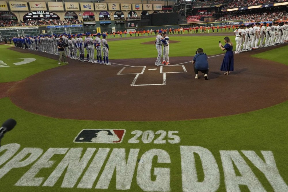 New York Mets manager Carlos Mendoza, left, and Houston Astros manager Joe Espada meet at home plate before an opening-day baseball game Thursday, March 27, 2025, in Houston. (AP Photo/David J. Phillip)