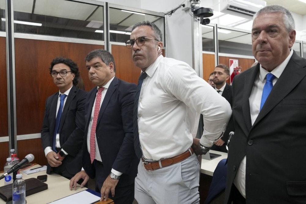 Neurologist Leopoldo Luque, who served as Diego Maradona's doctor, stands in court on the first day of a trial for alleged homicide by negligence against the medical team who treated the late soccer star in San Isidro on the outskirts of Buenos Aires, Argentina, Tuesday, March 11, 2025. (AP Photo/Natacha Pisarenko)