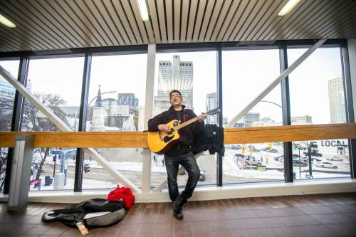 MIKAELA MACKENZIE / FREE PRESS
                                Busker Dwaine Davey regularly performs with his acoustic guitar in the downtown skywalks.