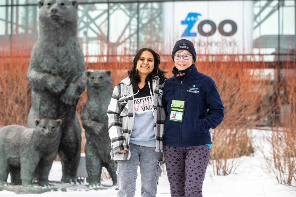 Grade 12 student Tanya Chopra (left) and retired veterinarian Linda Hamilton are both volunteers at the Assiniboine Park Zoo. Assiniboine Park Conservancy is looking for more volunteers. (Mikaela MacKenzie / Free Press)