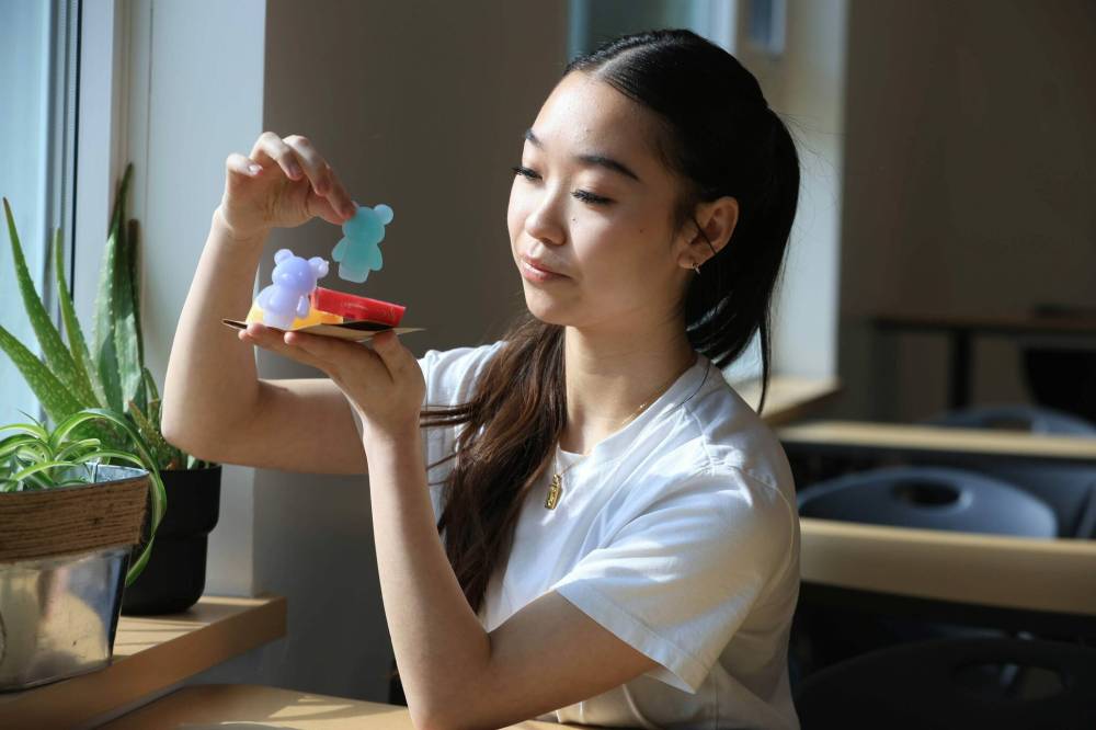RUTH BONNEVILLE / FREE PRESS
Pembina Trails Collegiate student Ivy Qiu with her JA Manitoba group’s product called Stresslax.