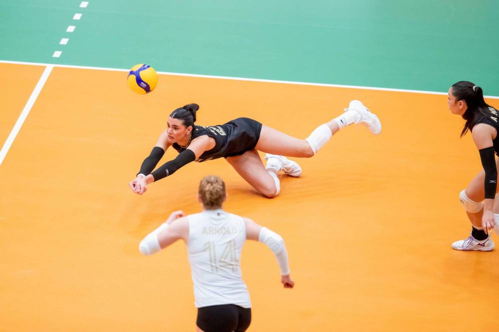 BROOK JONES / FREE PRESS
Bisons’ left side Raya Surinx dives as she digs the ball during first set action.