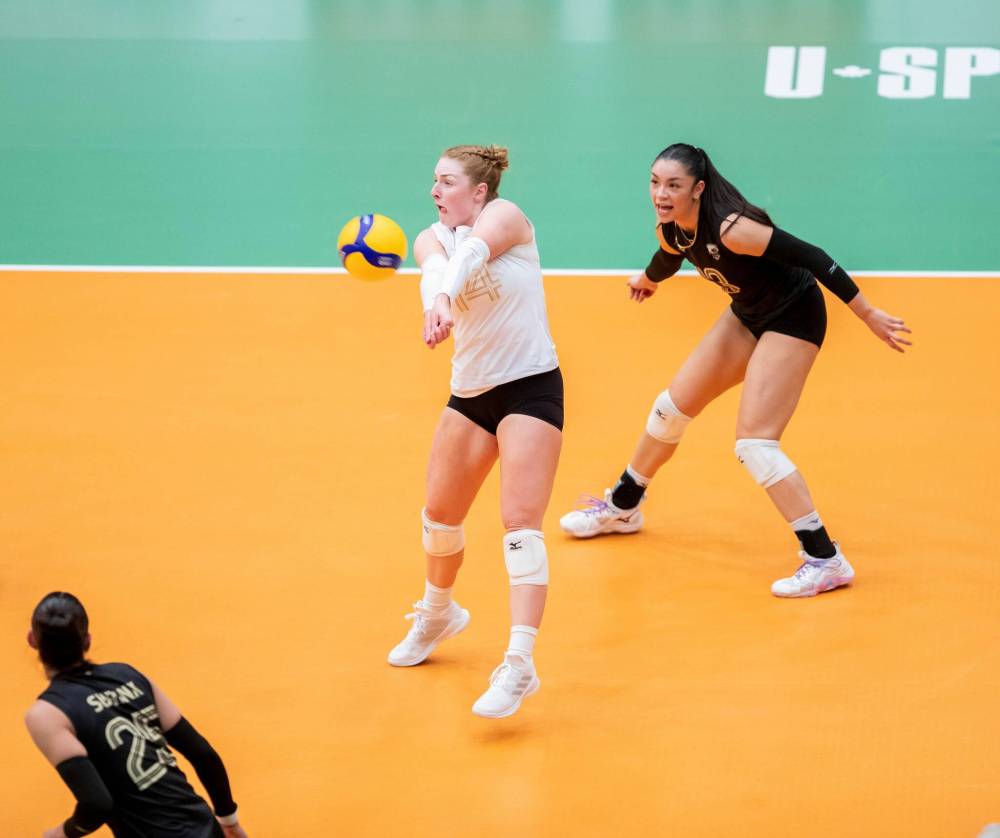 BROOK JONES / FREE PRESS
U of M Bisons libero Julia Arnold (left) bumps the ball with encouragement from Andi Almonte.