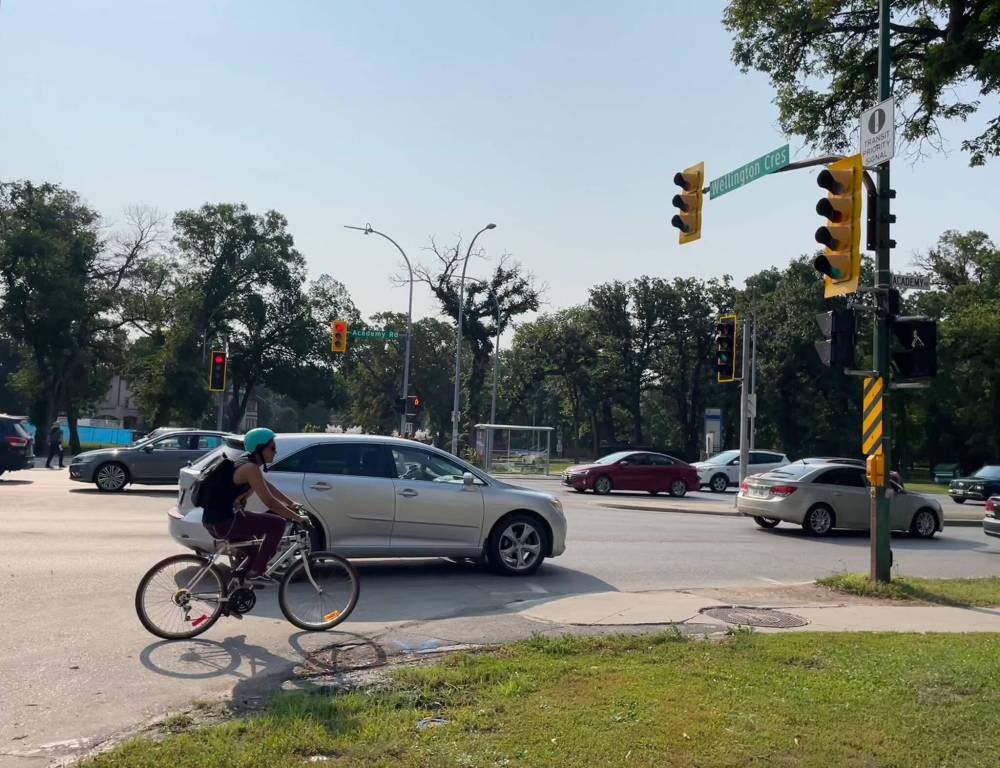 RUTH BONNEVILLE / FREE PRESS FILES
The proposed amendment to the Highway Traffic Act says drivers must keep a distance of at least one metre when passing a bicycle or power-assisted bicycle.