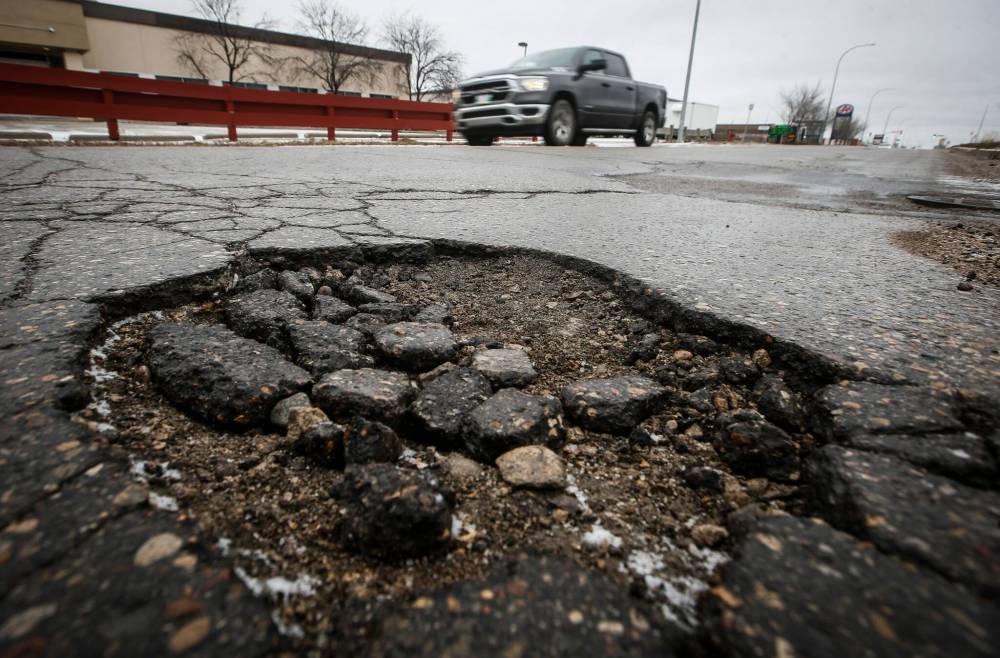 JOHN WOODS / FREE PRESS FILES
Potholes continue to plague the city, but reports of bad streets are having an impact, CAA Manitoba says.