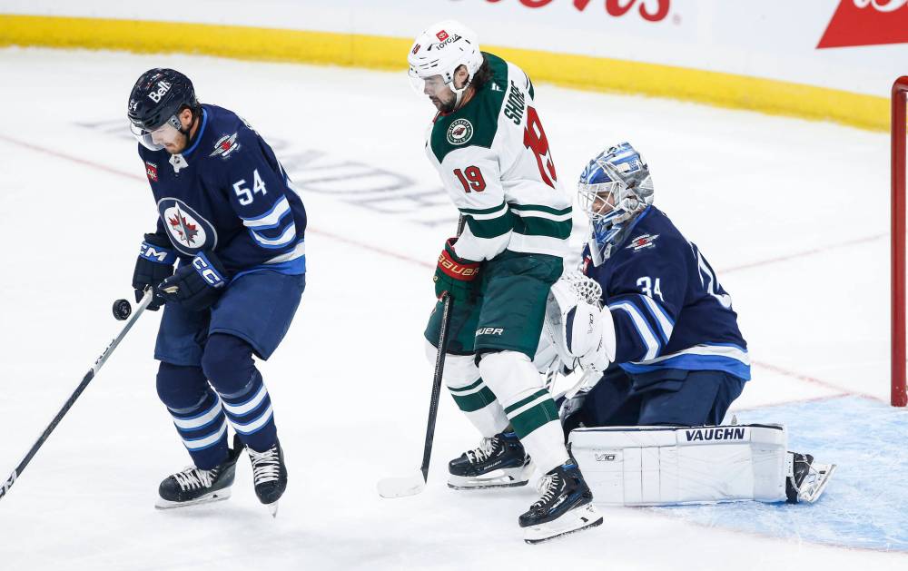 JOHN WOODS / THE CANADIAN PRESS FILES
Winnipeg Jets’ Dylan Samberg (left) blocks a shot from the point. Both Samberg and teammate Cole Perfetti have taken ‘their games to the next level’ this season.