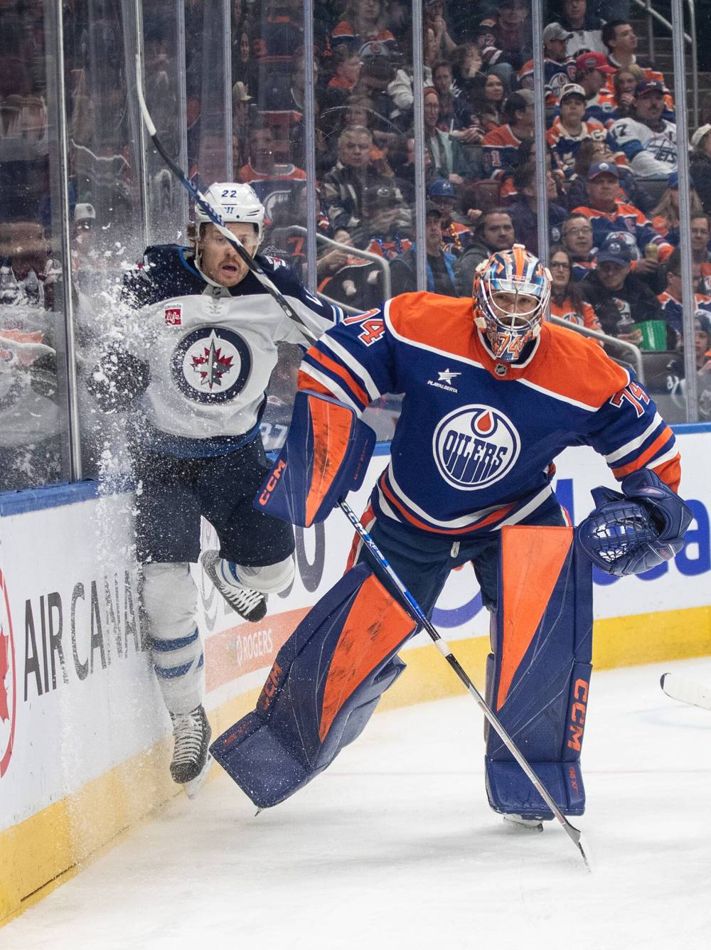 Jason Franson / THE CANADIAN PRESS
Mason Appleton hits the boards behind the Oilers net as Edmonton goalie Stuart Skinner plays the puck.