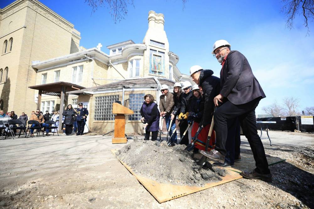 Ruth Bonneville / Free Press
Anita Neville, Lieutenant Governor of Manitoba (far left) along with Marymound executive director Nancy Parker break ground for the Prairie Tides Community Healing centre.