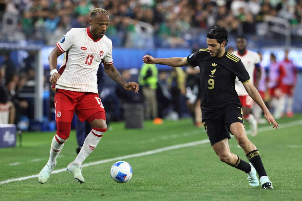 ETIENNE LAURENT / THE ASSOCIATED PRESS
Canada’s Derek Cornelius dribbles past Mexico’s Raul Jimenez during the second half of the CONCACAF Nations League semifinal soccer match Thursday in Inglewood, Calif.