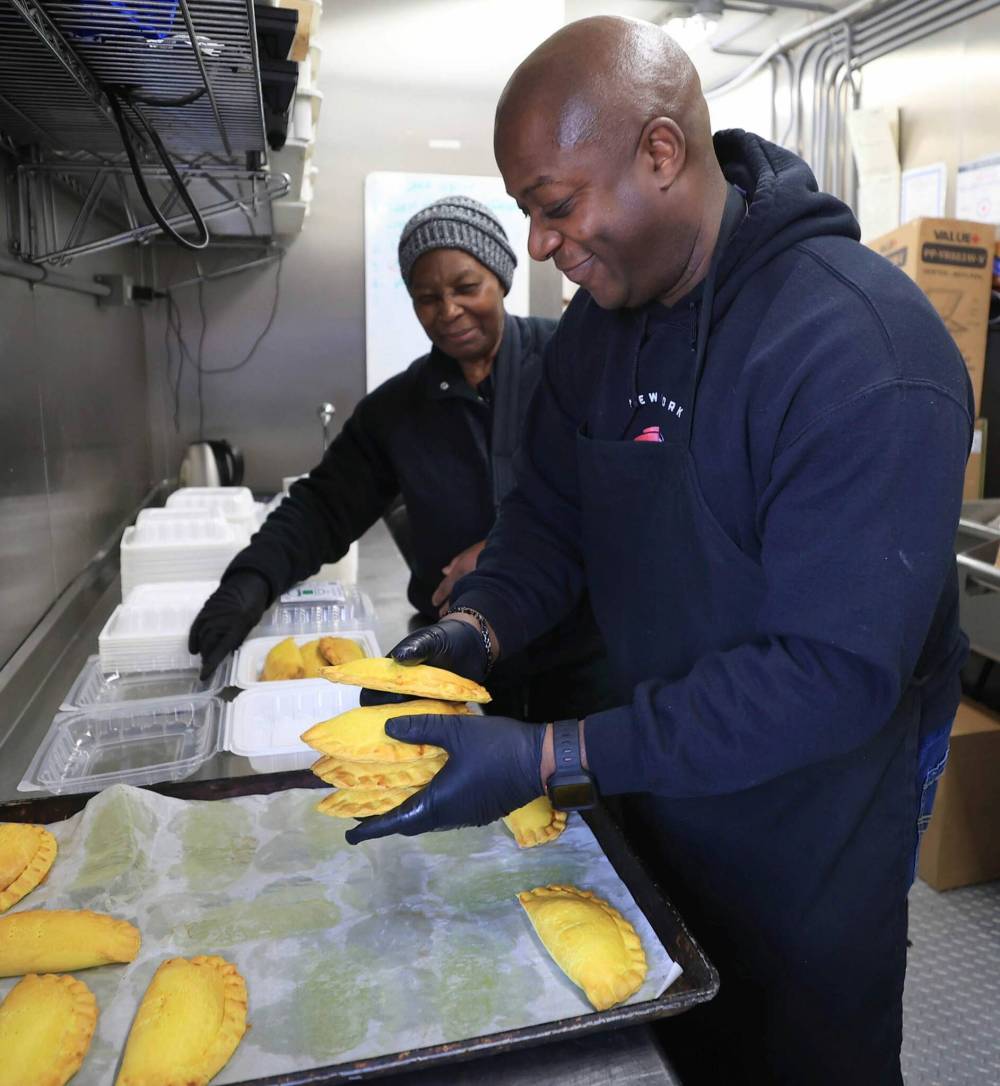 RUTH BONNEVILLE / FREE PRESS
Kevin Burgin with his
mom, Yvonne Burgin, who
grew up in Jamaica where
she learned how to make
the distinctive meat-filled
pastries by watching her
mother in the kitchen.