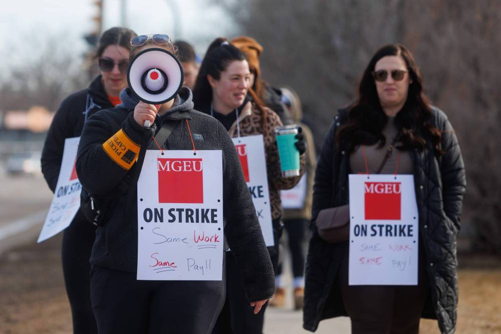 MIKE DEAL / FREE PRESS
Workers with the Métis and Michif CFS agencies went on strike Tuesday.
