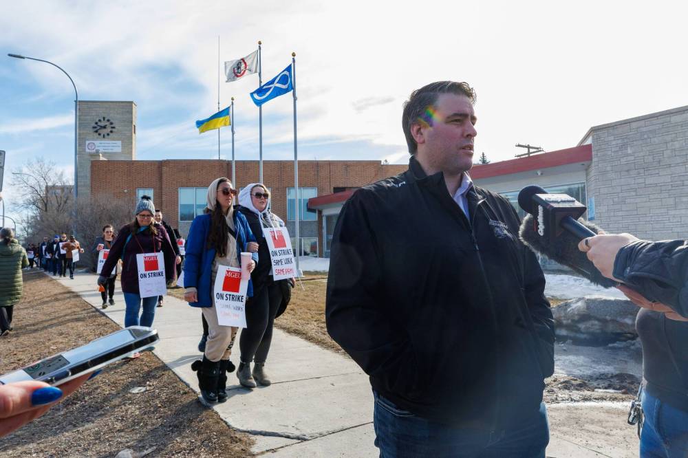 MIKE DEAL / FREE PRESS
MGEU President Kyle Ross talks to journalists at a picket line for striking workers.