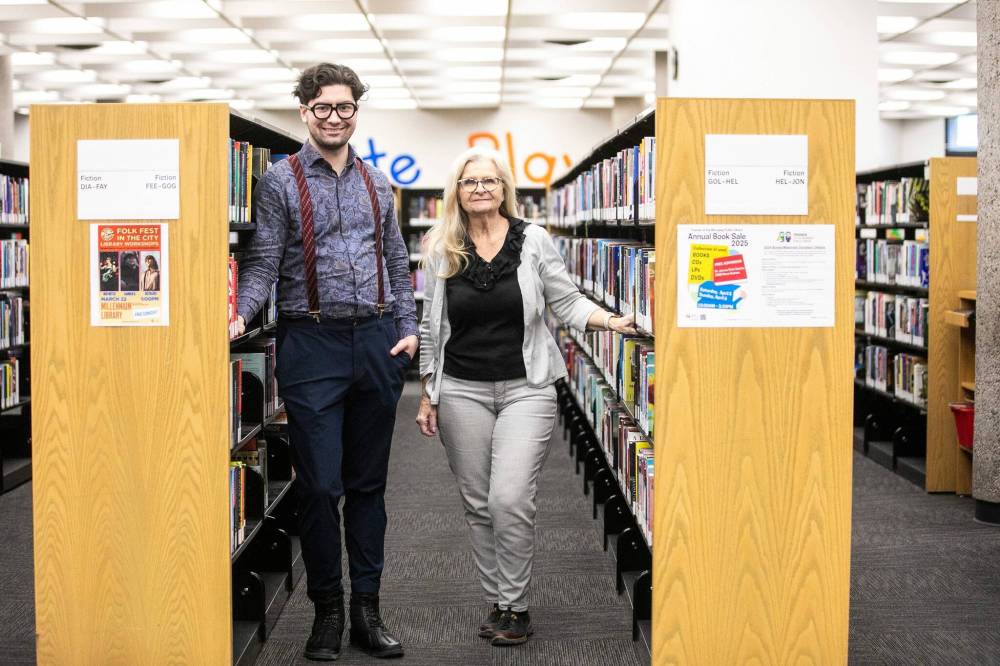 MIKAELA MACKENZIE / FREE PRESS
Friends of the Winnipeg Public Library president Dominique Wightman (left) and book-sale committee chair Laurie Sodomlak are among those making the book sale happen on the weekend.