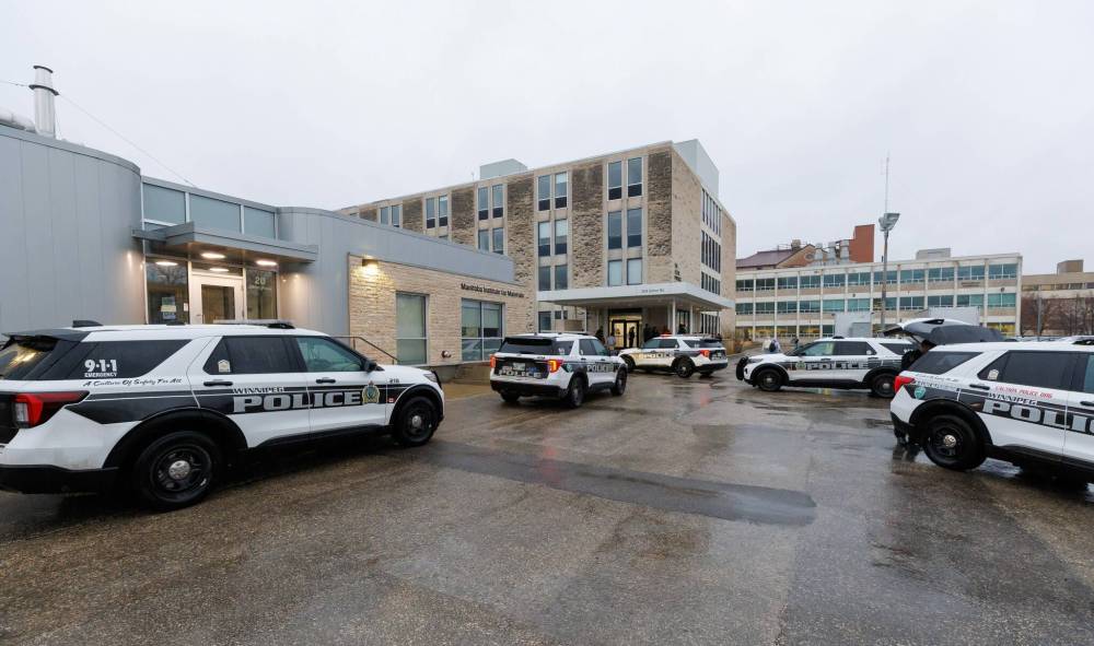 MIKE DEAL / FREE PRESS
Along with a large number of Winnipeg police vehicles, students gathered outside the Allen Physics Laboratory building after reports of a man armed with a knife in November 2024.