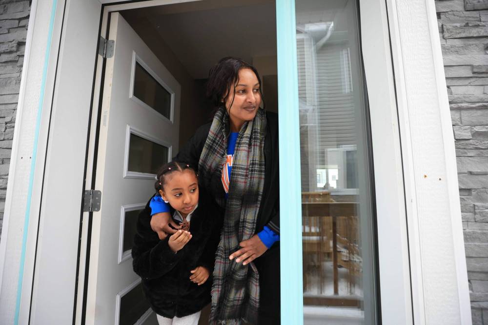 Ruth Bonneville / Free Press LOCAL -
Sergute Chala and her daughter Kiya Tadsse received the keys to their new townhouse-style condo in Transcona Friday.