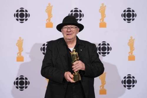 Darryl Dyck / The Canadian Press
                                Big Dave McLean with his Juno Award for his album This Old Life.
                                Big Dave McLean poses for photos after winning Blues Album of the Year during the Juno Awards Gala in Vancouver, on Saturday, March 29, 2025. THE CANADIAN PRESS/Darryl Dyck