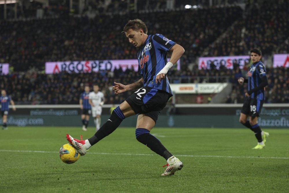Atalanta's Mateo Retegui passes the ball during the Serie A soccer match between Atalanta and Inter at the Gewiss Stadium in Bergamo, Italy, Saturday, March 16, 2025. (Stefano Nicoli/LaPresse via AP)
