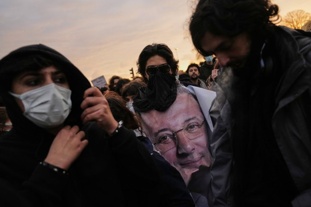 FILE - People gather to protest the arrest of Istanbul Mayor Ekrem Imamoglu, in Istanbul, Turkey, Thursday, March 20, 2025. (AP Photo/Khalil Hamra, File)