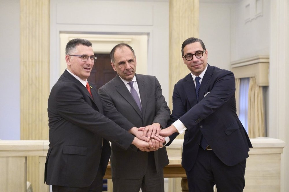 From left to right Israel's Foreign Minister Gideon Sa'ar, Greece' Foreign minister Giorgos Gerapetritis and Cyprus' Foreign Minister Constantinos Kombos, shake hands during a trilateral meeting on energy cooperation in Athens, Thursday, March 13, 2025. (AP Photo/Petros Giannakouris)
