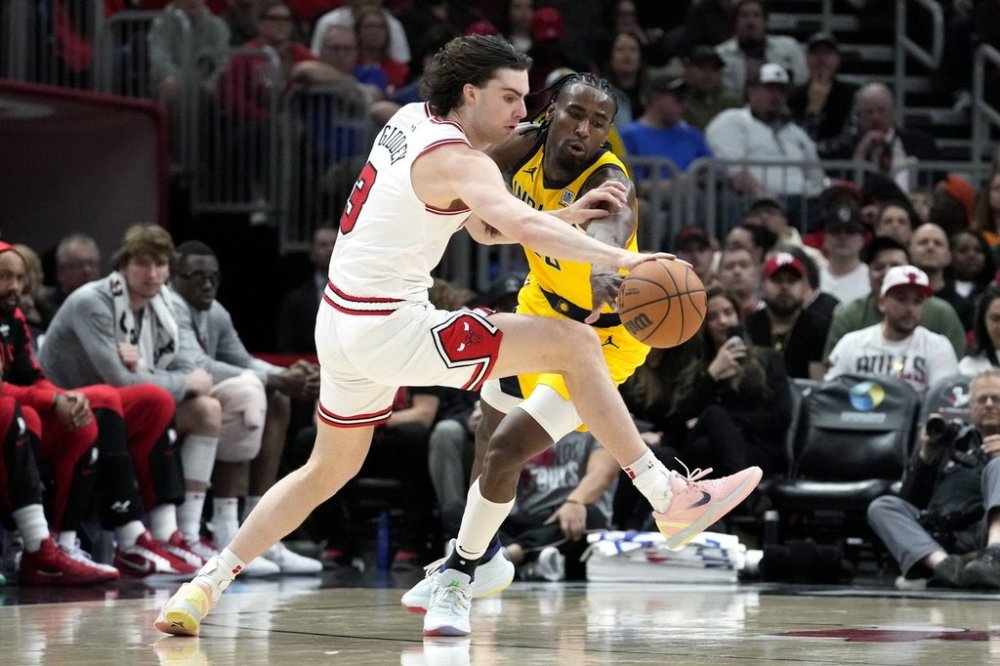 Chicago Bulls guard Josh Giddey, left, drives as Indiana Pacers forward Aaron Nesmith, right, guards during the second half of an NBA basketball game in Chicago, Monday, March 10, 2025. (AP Photo/Nam Y. Huh)