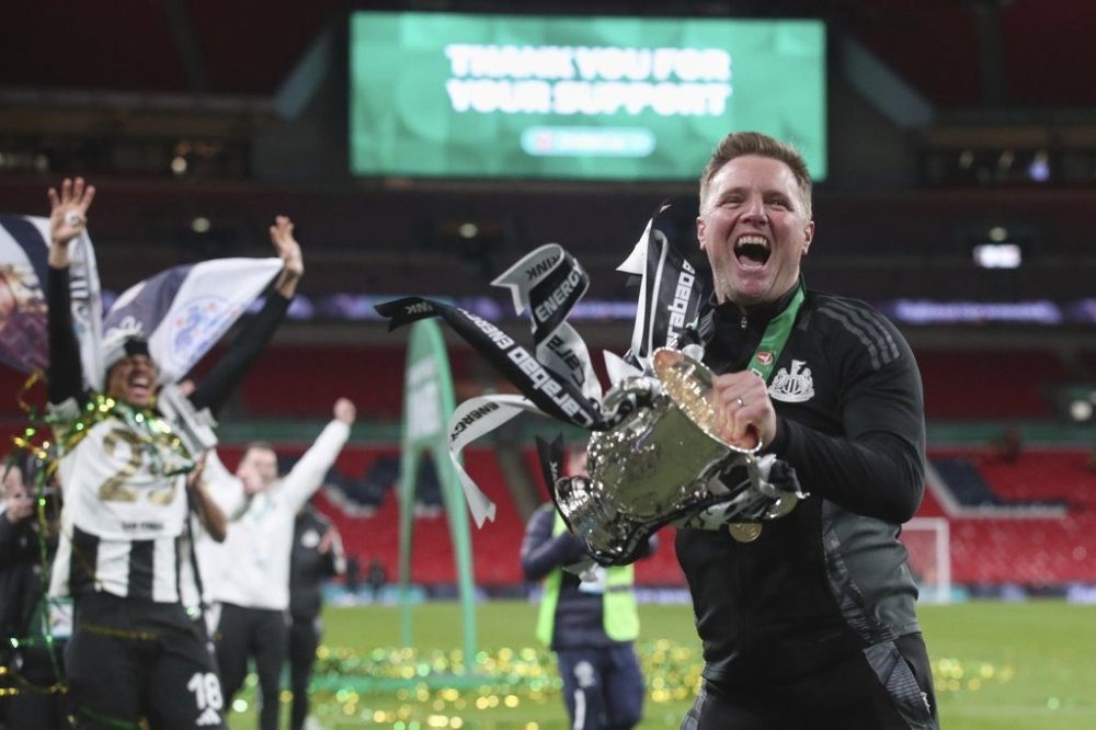 Newcastle's head coach Eddie Howe lifts the trophy after winning the EFL Cup final soccer match between Liverpool and Newcastle at Wembley Stadium in London, Sunday, March 16, 2025. (AP Photo/Scott Heppell)
