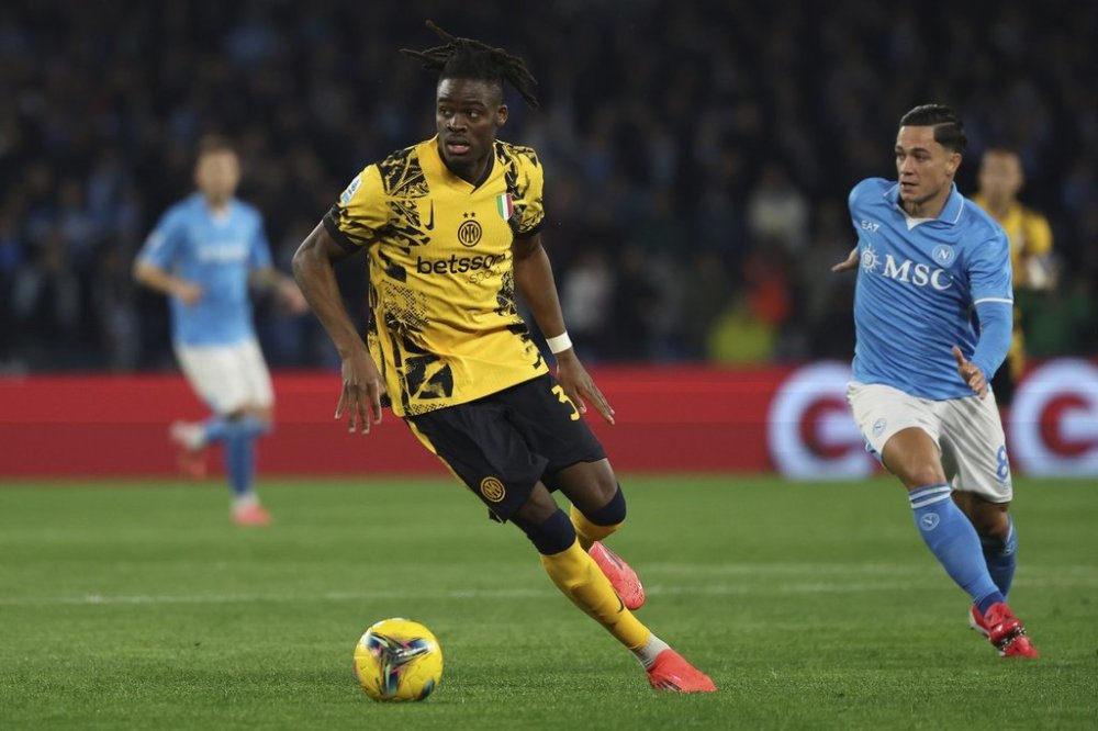 Inter Milan's Yann Bisseck goes for the ball during the Serie A soccer match between Napoli and Inter Milan, at the Naples Diego Armando Maradona stadium, Italy, Saturday March 1, 2025. (Alessandro Garofalo/LaPresse via AP)