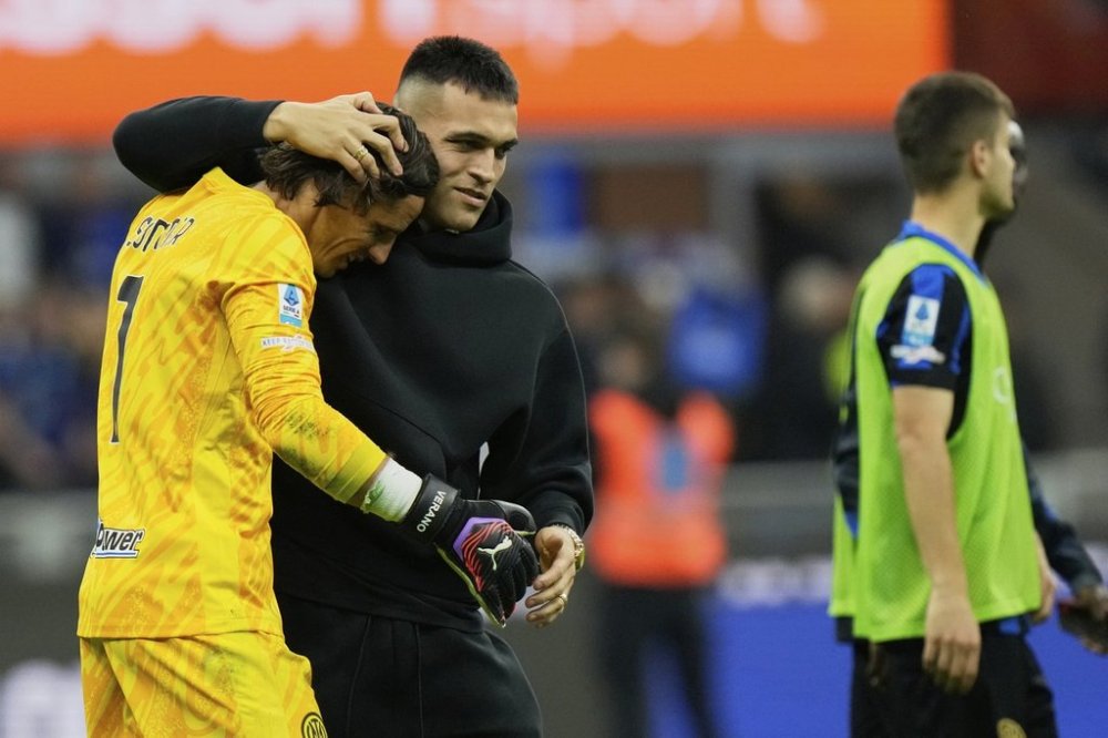 Inter Milan's Lautaro Martinez hugs goalkeeper Yann Sommer after a Serie A soccer match between Inter Milan and Udinese at the San Siro stadium in Milan, Italy, Sunday, March 30, 2025. (AP Photo/Luca Bruno)
