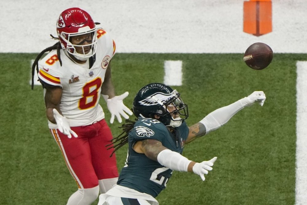Philadelphia Eagles defensive back Avonte Maddox (29) blocks a pass intended for Kansas City Chiefs wide receiver DeAndre Hopkins (8) during the second half of the NFL Super Bowl 59 football game, Sunday, Feb. 9, 2025, in New Orleans. (AP Photo/Charlie Riedel)