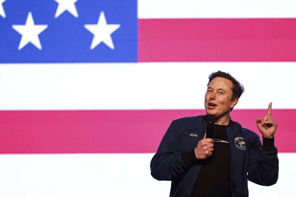 Elon Musk fala durante um evento político, domingo, 30 de março de 2025, em Green Bay, Wisconsin, EUA. (Foto AP/Jeffrey Phelps)