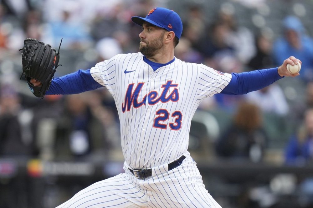 New York Mets pitcher David Peterson throws during the first inning of a baseball game against the Toronto Blue Jays, Sunday, April 6, 2025, in New York. (AP Photo/Seth Wenig)