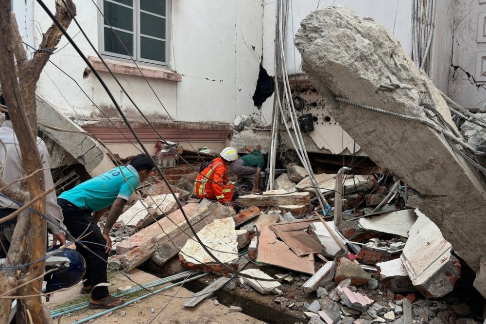 Volunteers look for survivors near damaged building Friday, March 28, 2025, in Naypyitaw, Myanmar. (AP Photo/Aung Shine Oo)