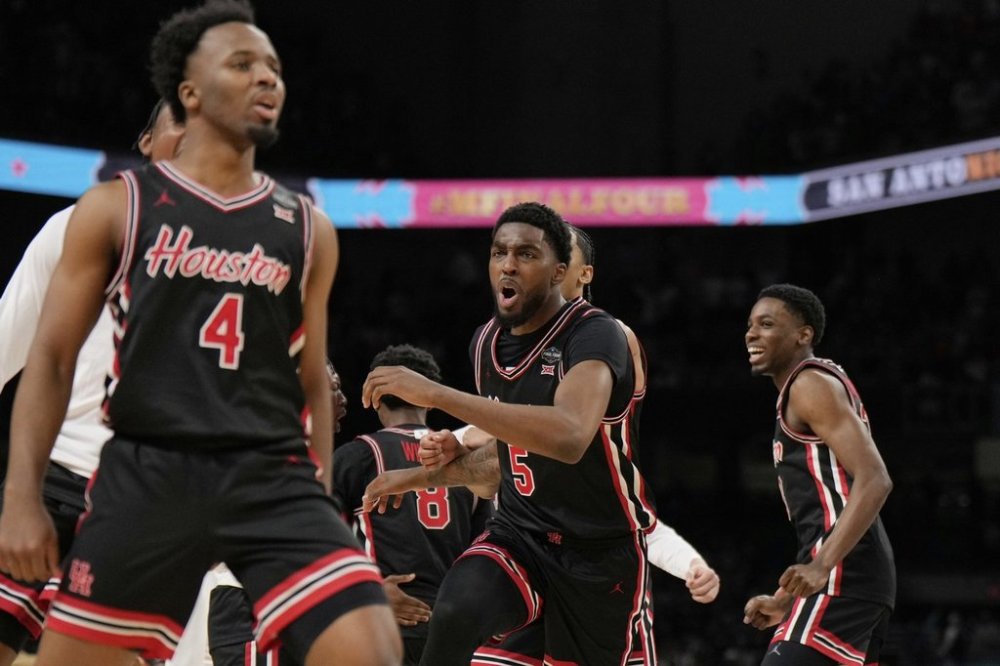 Houston's Ja'Vier Francis (5) celebrates with teammates after Houston beat Duke in the national semifinals at the Final Four of the NCAA college basketball tournament, Saturday, April 5, 2025, in San Antonio. (AP Photo/Eric Gay)