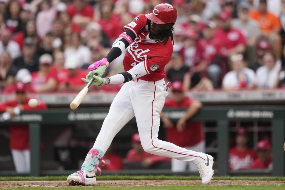 Cincinnati Reds' Elly De La Cruz hits an RBI single in the fifth inning of a baseball game against the San Francisco Giants, Saturday, March, 29, 2025, in Cincinnati. (AP Photo/Carolyn Kaster)