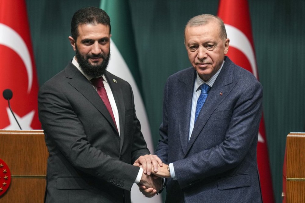 FILE - Turkish President Recep Tayyip Erdogan, right, shakes hands with Syria's interim President Ahmad al-Sharaa during a joint press conference following their meeting at the presidential palace in Ankara, Turkey, Feb. 4, 2025. (AP Photo/Francisco Seco, File)