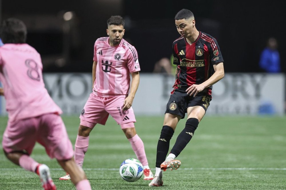 Atlanta United midfielder Miguel Almirón (10) looks to pass the ball against Inter Miami defender Jordi Alba (18) during the first half of an MLS soccer match, Sunday, March, 16, 2025, in Atlanta. (AP Photo/Colin Hubbard)