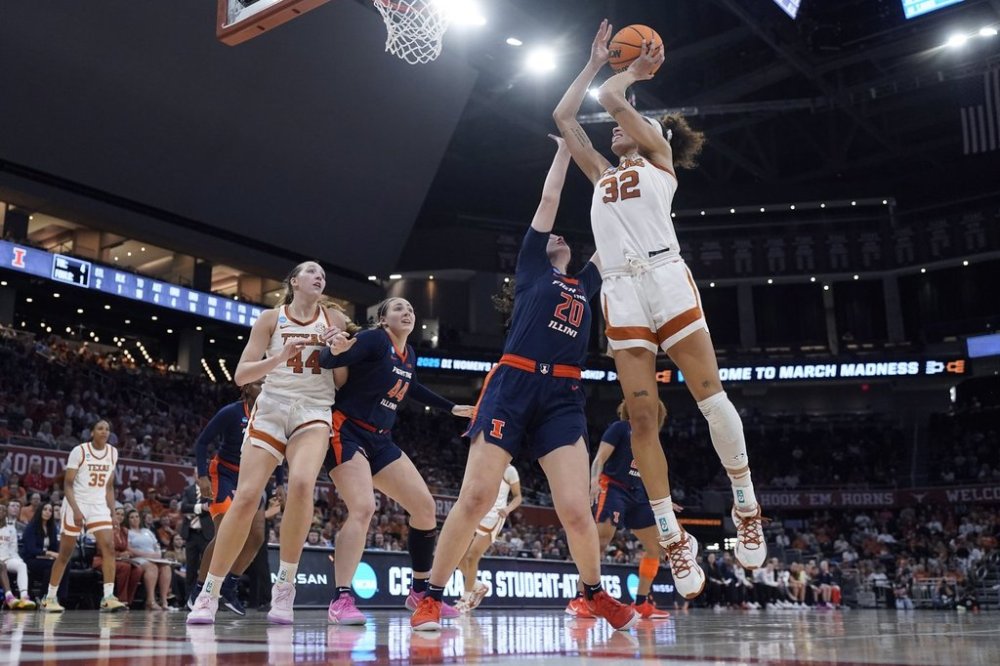 Texas guard Ndjakalenga Mwenentanda (32) shoots over Illinois forward Berry Wallace (20) during the second half in the second round of the NCAA college basketball tournament in Austin, Texas, Monday, March 24, 2025. (AP Photo/Eric Gay)