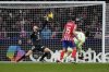 Atletico Madrid's goalkeeper Jan Oblak, left, dives but fails to save the goal from Barcelona's Ferran Torres during a La Liga soccer match between Atletico Madrid and FC Barcelona at the Metropolitano stadium in Madrid, Sunday, March 16, 2025. (AP Photo/Bernat Armangue)