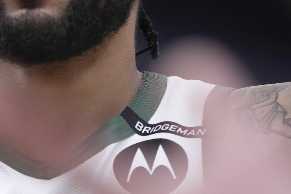 Milwaukee Bucks' Gary Trent Jr. wears an Junior Bridgeman patch during the first half of an NBA basketball game Thursday, Mar. 13, 2025, in Milwaukee. (AP Photo/Morry Gash)