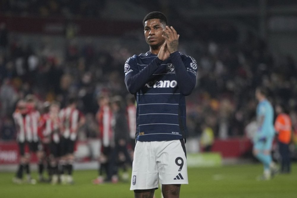 Aston Villa's Marcus Rashford applauds huis side fans after the end of the English Premier League soccer match between Brentford and Aston Villa at the Gtech Community stadium in London, Saturday, March 8, 2025. (AP Photo/Kin Cheung)