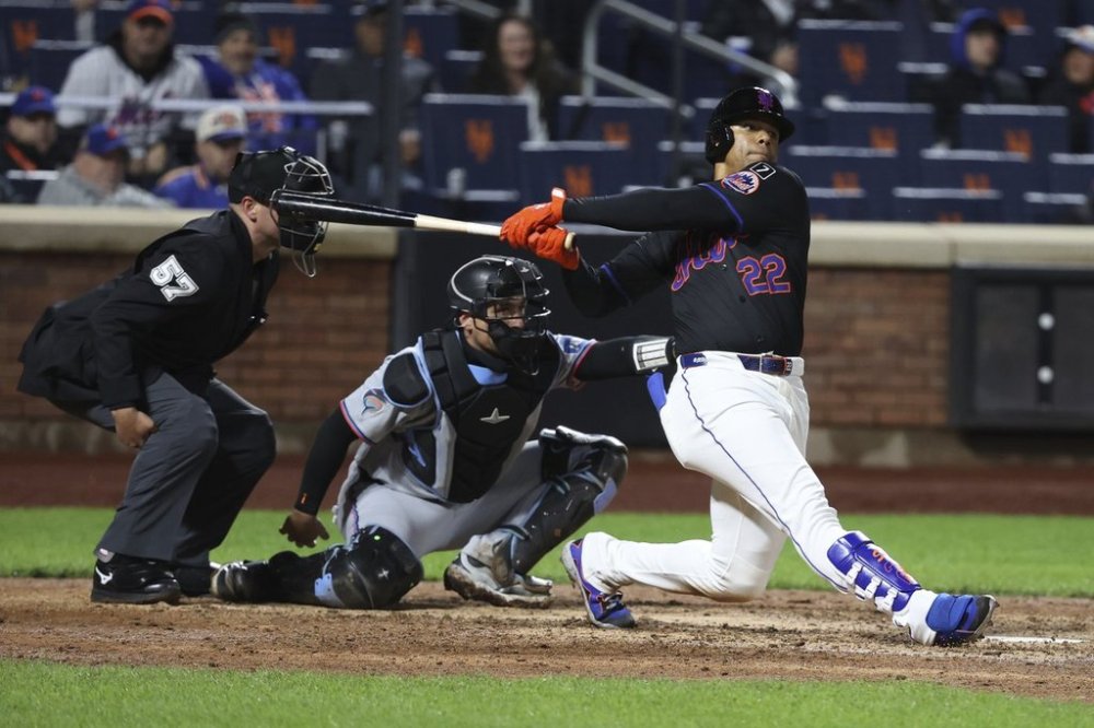 New York Mets' Juan Soto (22) hits a single during the seventh inning of a baseball game against the Miami Marlins, Monday, April 7, 2025, in New York. (AP Photo/Pamela Smith)