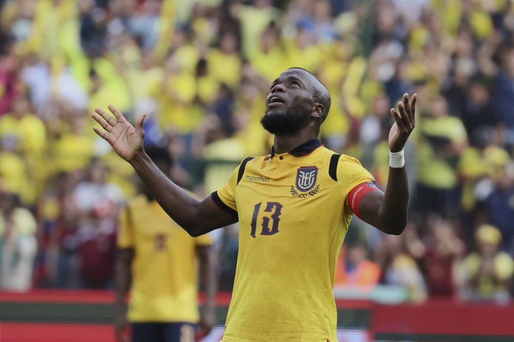 Ecuador's Enner Valencia celebrates scoring his side's opening goal against Venezuela during a qualifying soccer match for the FIFA World Cup 2026 at Rodrigo Paz Delgado stadium in Quito, Ecuador, Friday, March 21, 2025. (AP Photo/Patricio Teran)