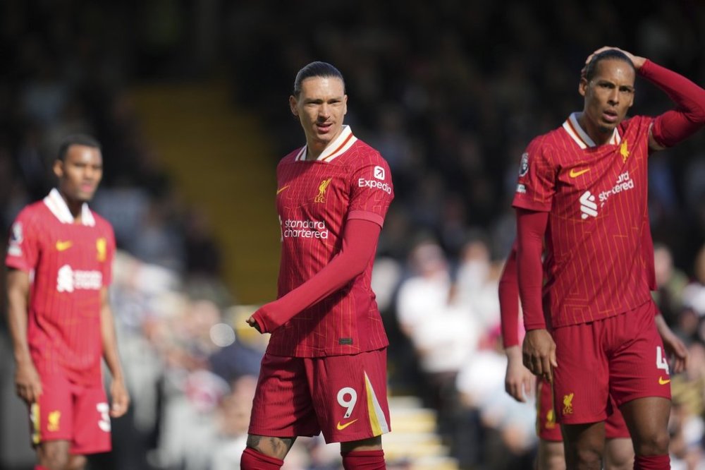 Liverpool's Darwin Nunez, centre, Liverpool's Virgil van Dijk, right, react during the English Premier League soccer match between Fulham and Liverpool, at Craven Cottage, London, Sunday, April 6, 2025. (AP Photo/Kin Cheung)